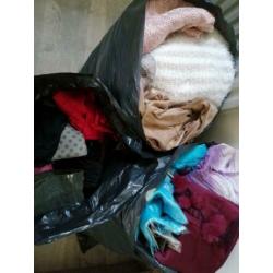 3 overvolle vuilniszakken kleding Dames s/M 19Feb ophalen