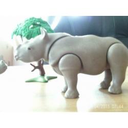 Playmobil neushoorn met jong (6638) en een boom extra