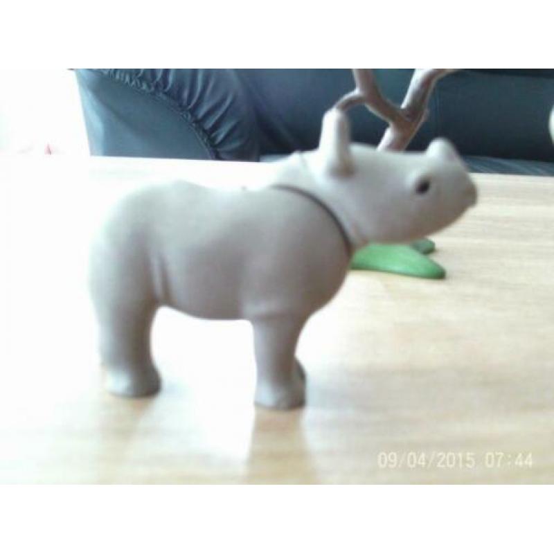 Playmobil neushoorn met jong (6638) en een boom extra