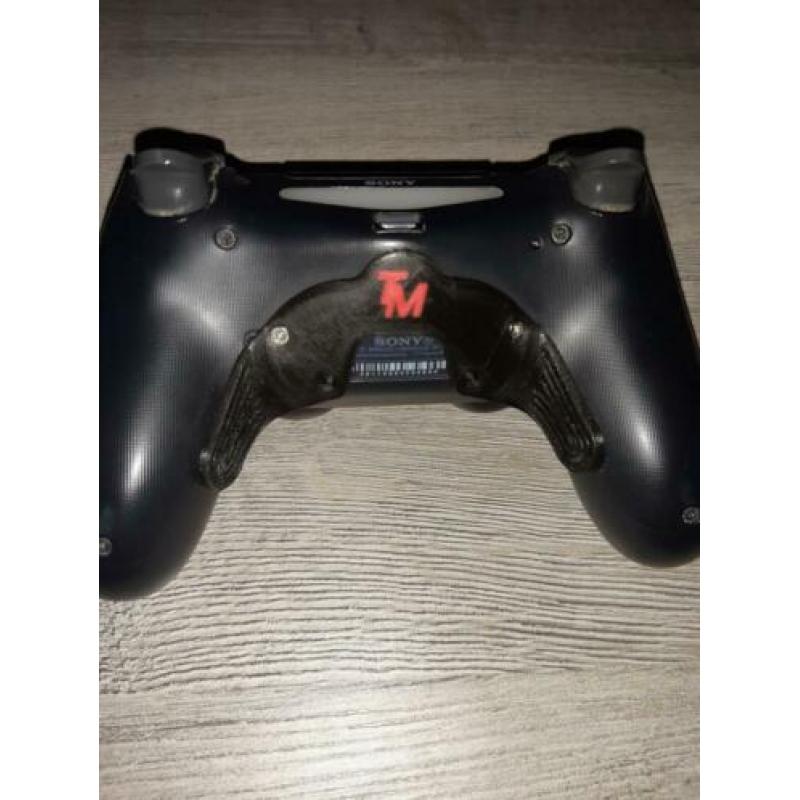 Playstation 4 500gb,2 controllers waarvan 1 scuff +2 games