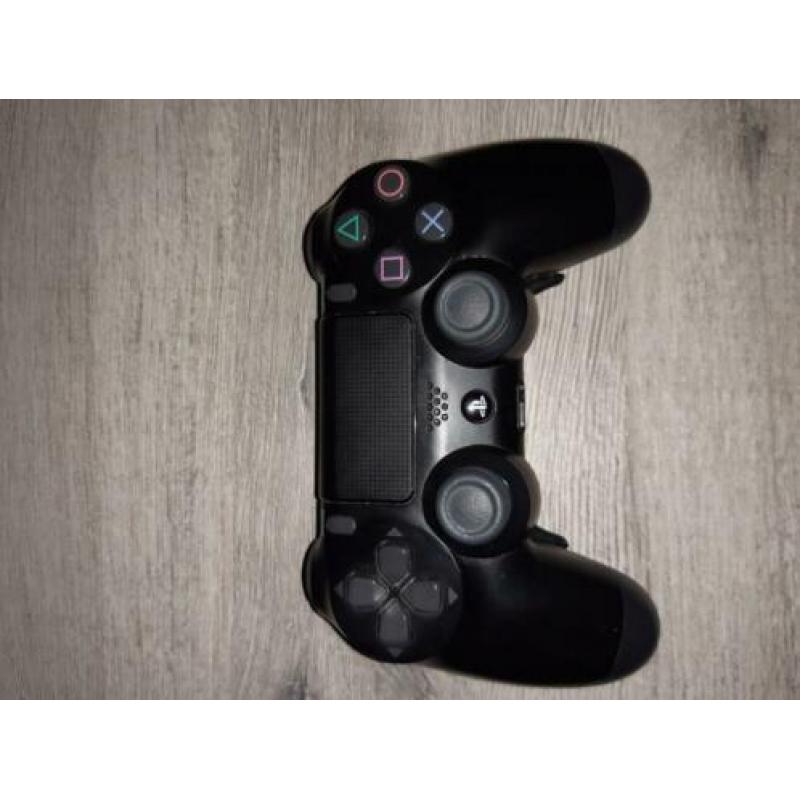 Playstation 4 500gb,2 controllers waarvan 1 scuff +2 games