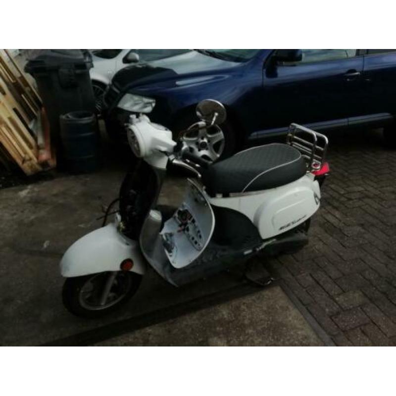 OPKNAPPER: Kymco New Sento 25km uit 2011