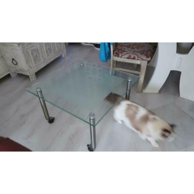 Leuke glazen tafel met mat middenstuk