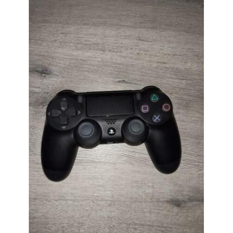 Playstation 4 500gb,2 controllers waarvan 1 scuff +2 games