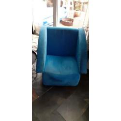 2 fauteuils blauwe en rode