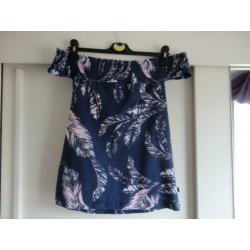 Q/S: Blauwe off-shoulder top met veren print (M)