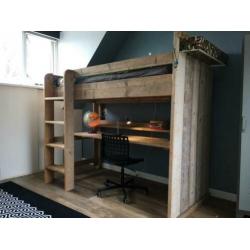 Stoere steigerhouten hoogslaper met bureau