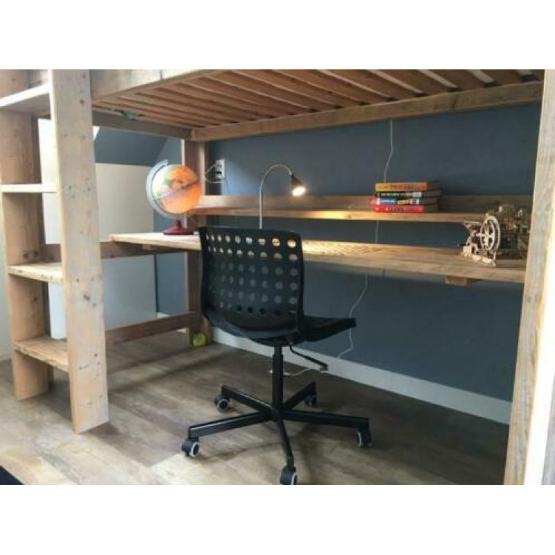 Stoere steigerhouten hoogslaper met bureau