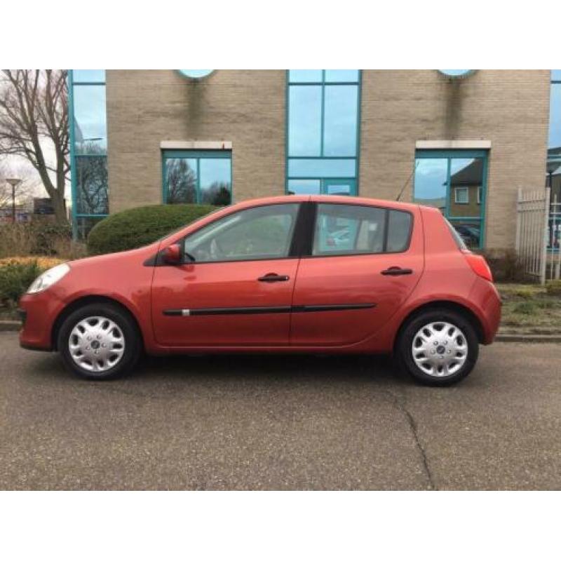 Renault Clio 1.4-16V Authentique ELEK.RAMEN/5 DEURS/NAP/ENZ.