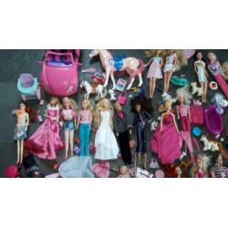 Grote partij Barbies met accessoires - Barbie