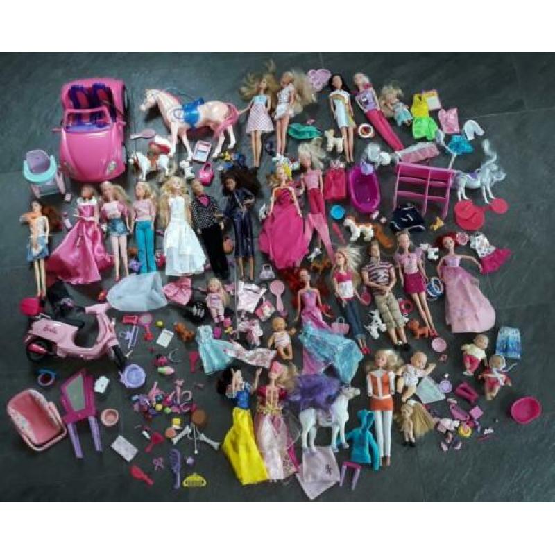 Grote partij Barbies met accessoires - Barbie