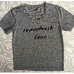 * SUPERTRASH, mt XS/34 * Grijs shirtje vhals supertrash love