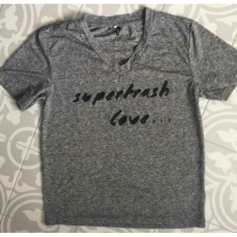 * SUPERTRASH, mt XS/34 * Grijs shirtje vhals supertrash love