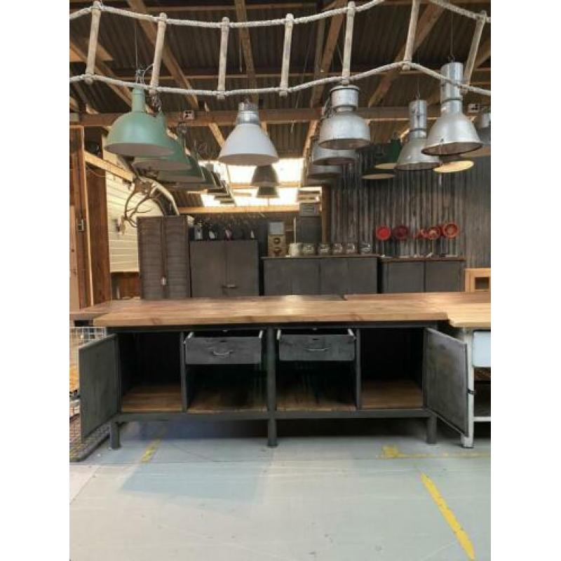 Industriële winkelbalie / industrieel dressoir / werkbank