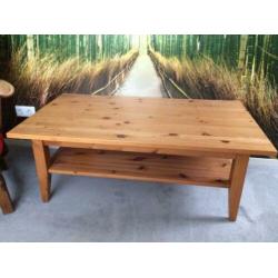 Houten salontafel met leesplank