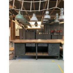 Industriële winkelbalie / industrieel dressoir / werkbank