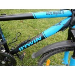 stoere 24 inch B'twin mountainbike met 18 versnellingen