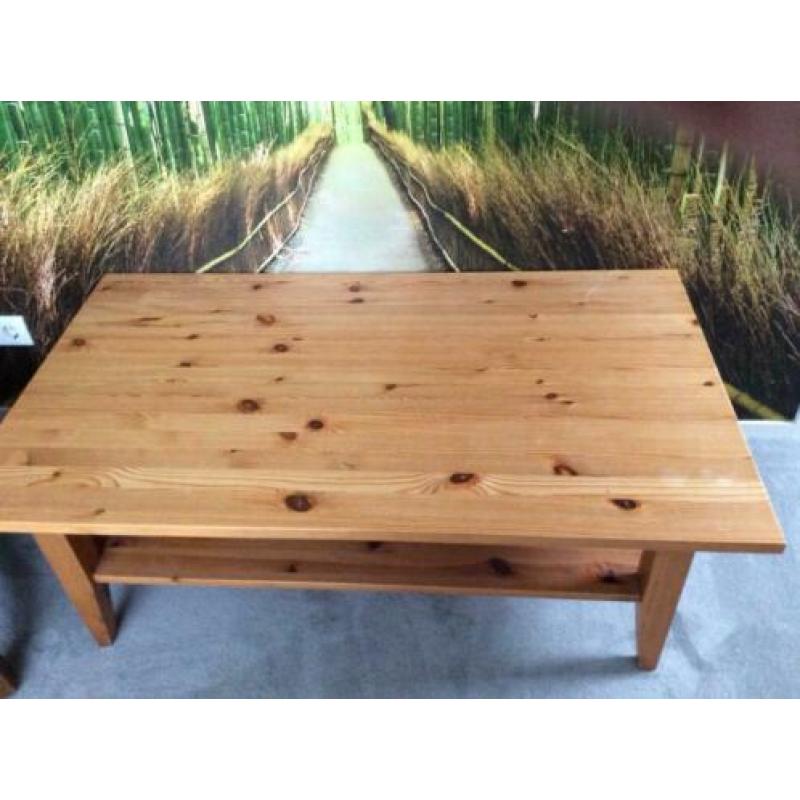 Houten salontafel met leesplank