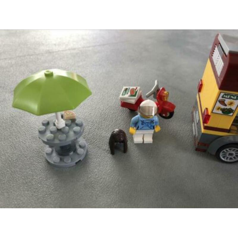 Lego 60150 pizza bestelwagen en pizza bezorger