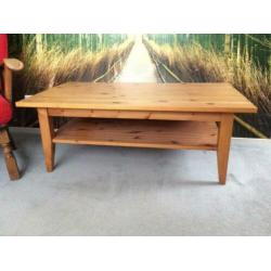 Houten salontafel met leesplank