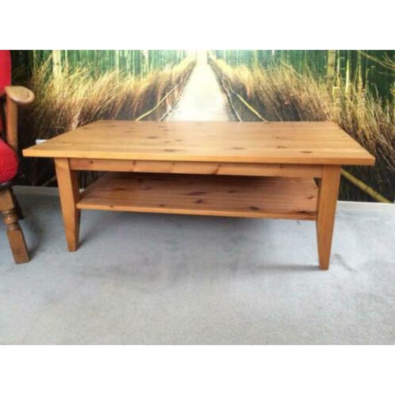 Houten salontafel met leesplank