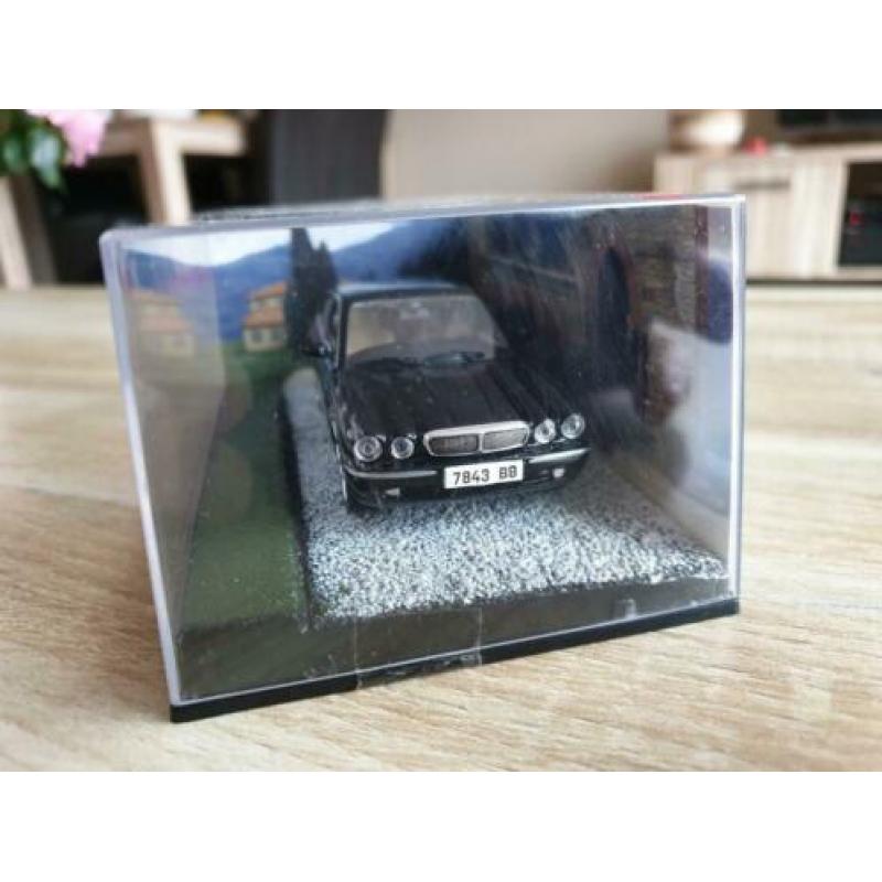 Nr.41 Jaguar XJ8 zwart James Bond Diorama 1:43 ( UH)