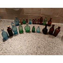 22 miniatuur flesjes bruin blauw groen glas vintage flesjes