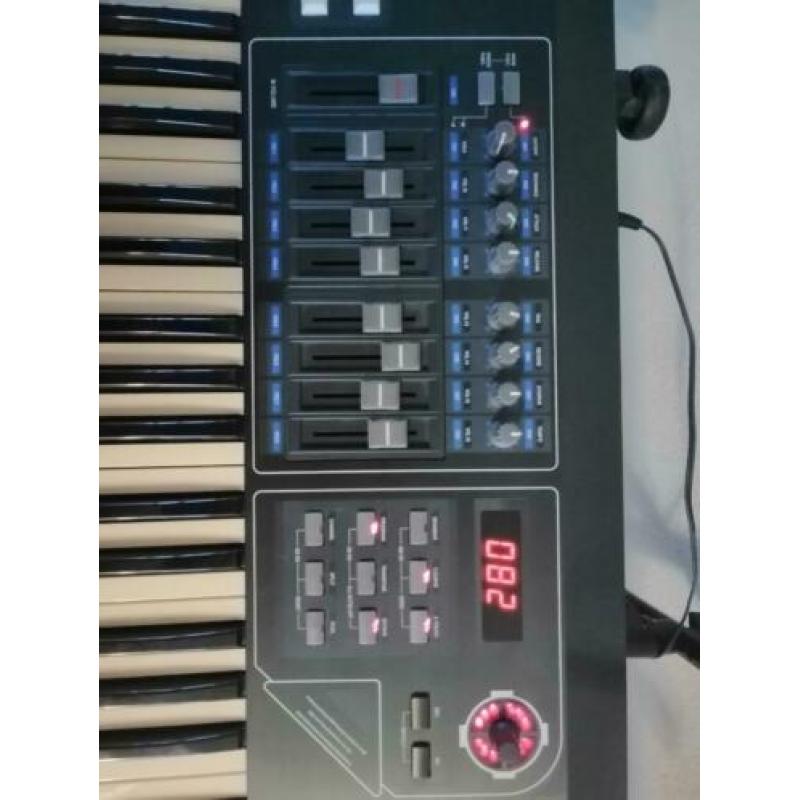 CME UF7 76-key midi controller keyboard met 9 faders