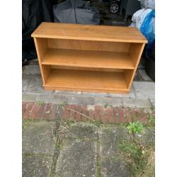 Antieke houten lage kast voor bijv boeken