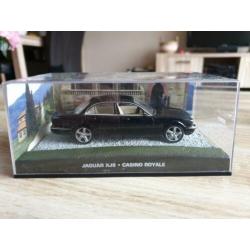 Nr.41 Jaguar XJ8 zwart James Bond Diorama 1:43 ( UH)