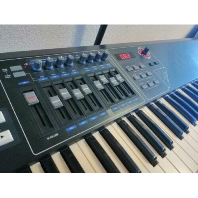 CME UF7 76-key midi controller keyboard met 9 faders