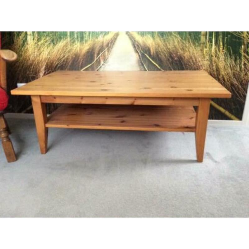 Houten salontafel met leesplank