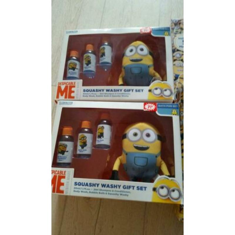 4 geschenksets van minion/rugzak/etui