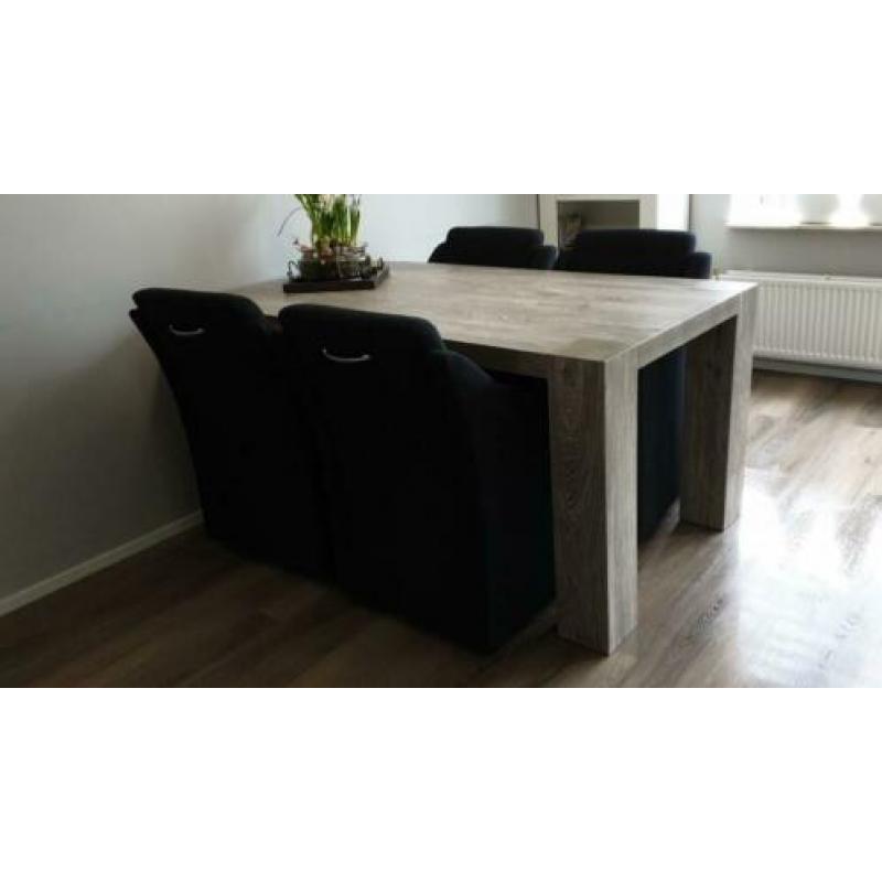 Mooie houten stevige tafel + 4 antraciet stoelen op wieltjes