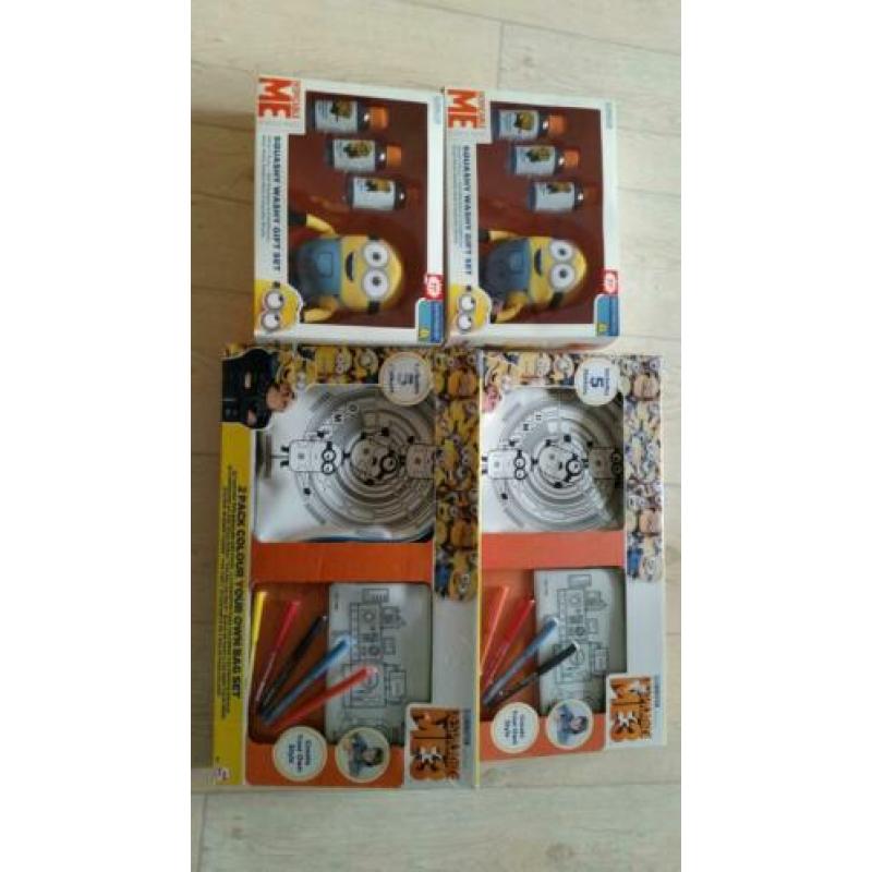 4 geschenksets van minion/rugzak/etui