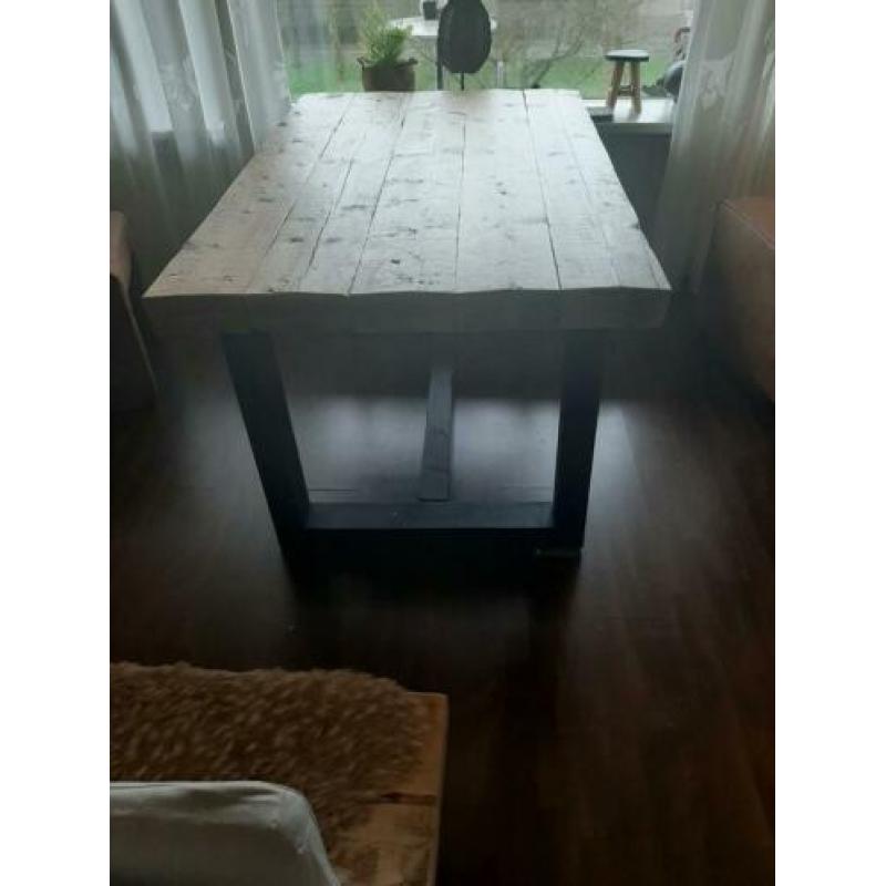 Robuuste eettafel