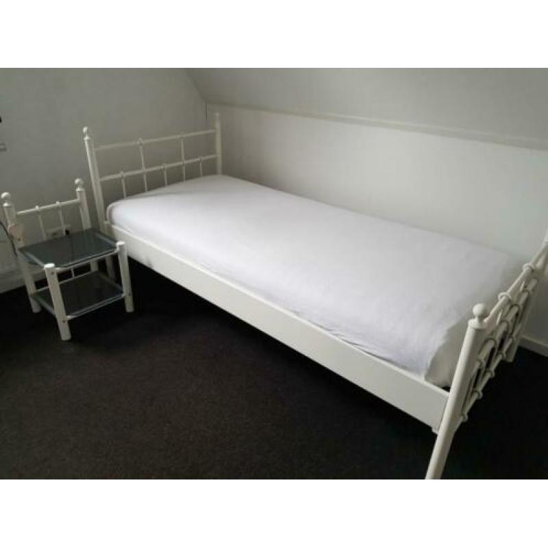 Bed 90 x 200 cm, wit stalen bed.