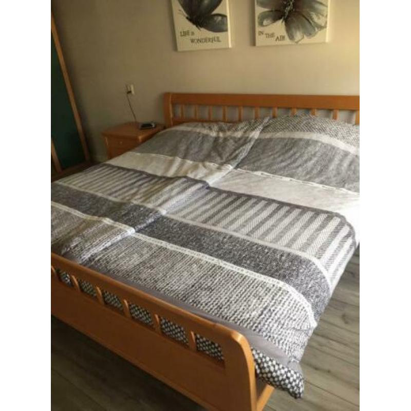 Bed 200 x 200 + verstelbare lattenbodems + nachtkastjes