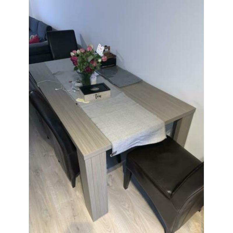 Grijze eettafel met 6 stoelen