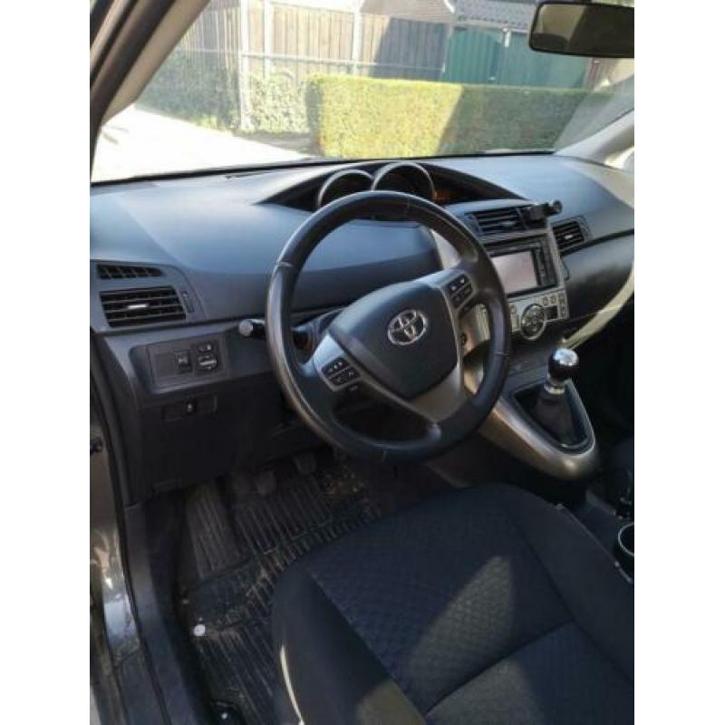 Toyota Verso 2.0 D-4d-f 5P 2010 Grijs