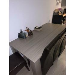 Grijze eettafel met 6 stoelen