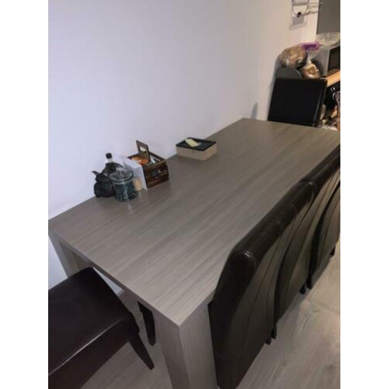 Grijze eettafel met 6 stoelen