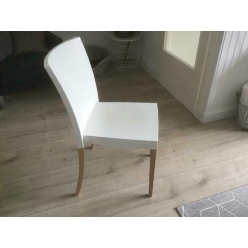 4 moderne stoelen