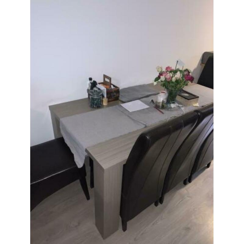 Grijze eettafel met 6 stoelen