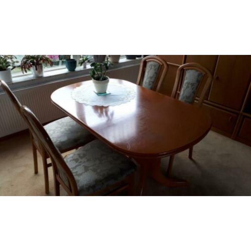 Te koop eetkamertafel met 4 stoelen van kersenhout