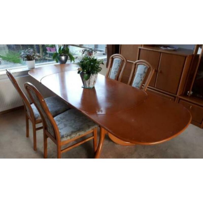 Te koop eetkamertafel met 4 stoelen van kersenhout