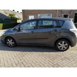 Toyota Verso 2.0 D-4d-f 5P 2010 Grijs