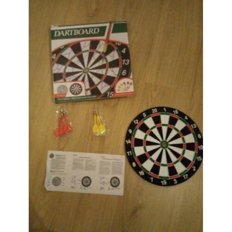 Dartboard met 6 darts en 2 kanten