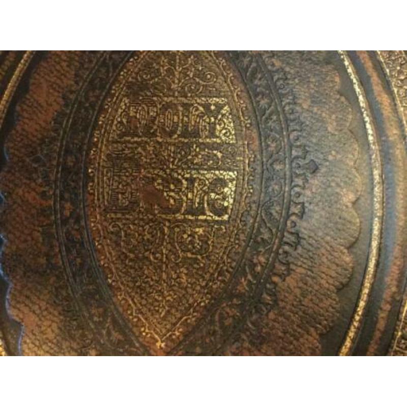 Grote holy bible met koper beslag en sluiting