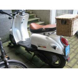 schatige snor scooter uit 2012 met een klein mandje